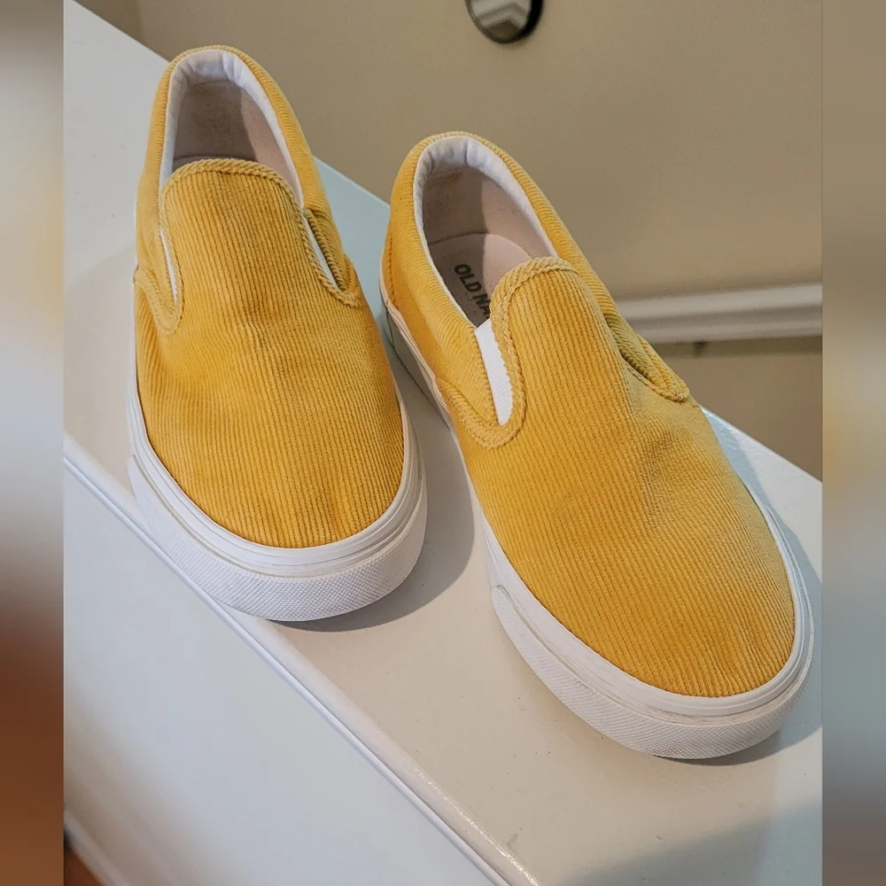 EXCELLENT CONDITION!! OLD NAVY SLIP ON SNEAKERS